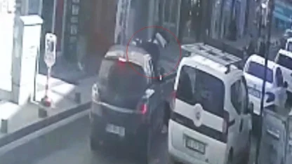 Tekirdağ’da ters yönden caddeye giren otomobille motosikletin çarpıştığı anlar kamerada