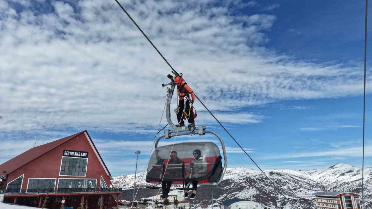 Teleferikte mahsur kalanlar başarılı bir operasyonla kurtarıldı