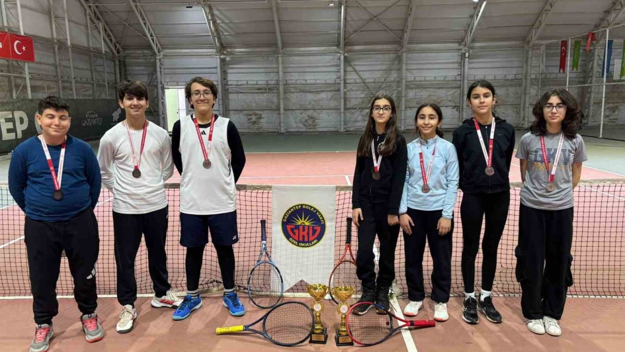 Tenise Gaziantep Kolej Vakfı Özel Okulları damgası