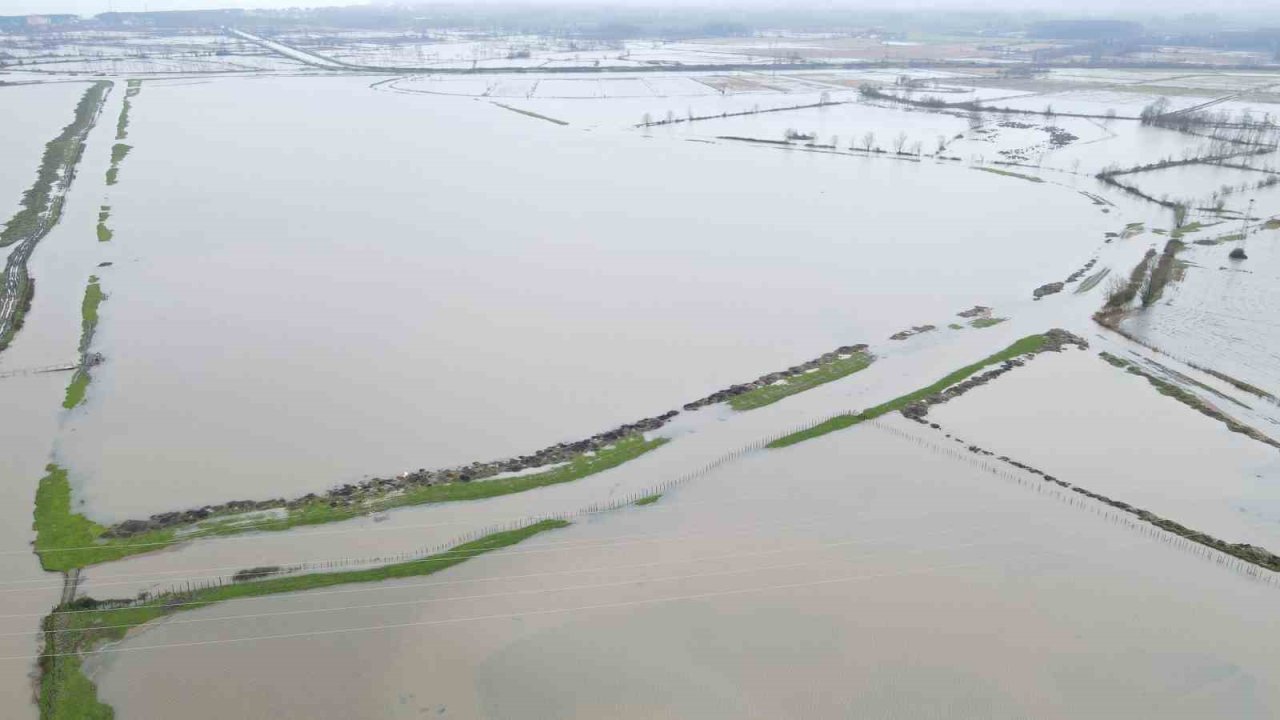 Terme’de ovada su taşkını, yüksekte kar esareti