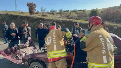 Tıra çarpan otomobil hurdaya döndü: Sürücü şans eseri kurtuldu