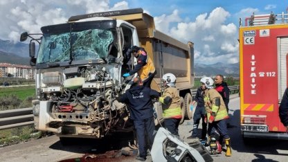 Tırla çarpışan kamyonun sürücüsü yaralandı