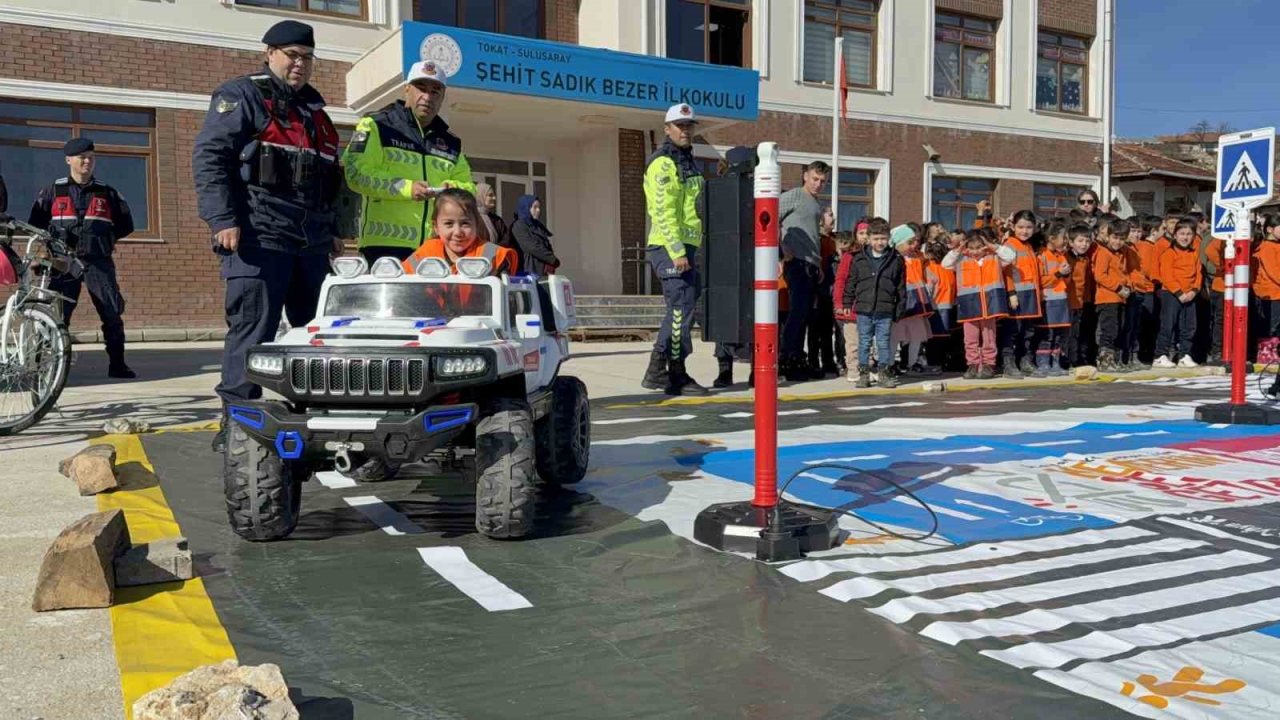 Tokat’ta jandarmadan köy okullarında trafik eğitimi