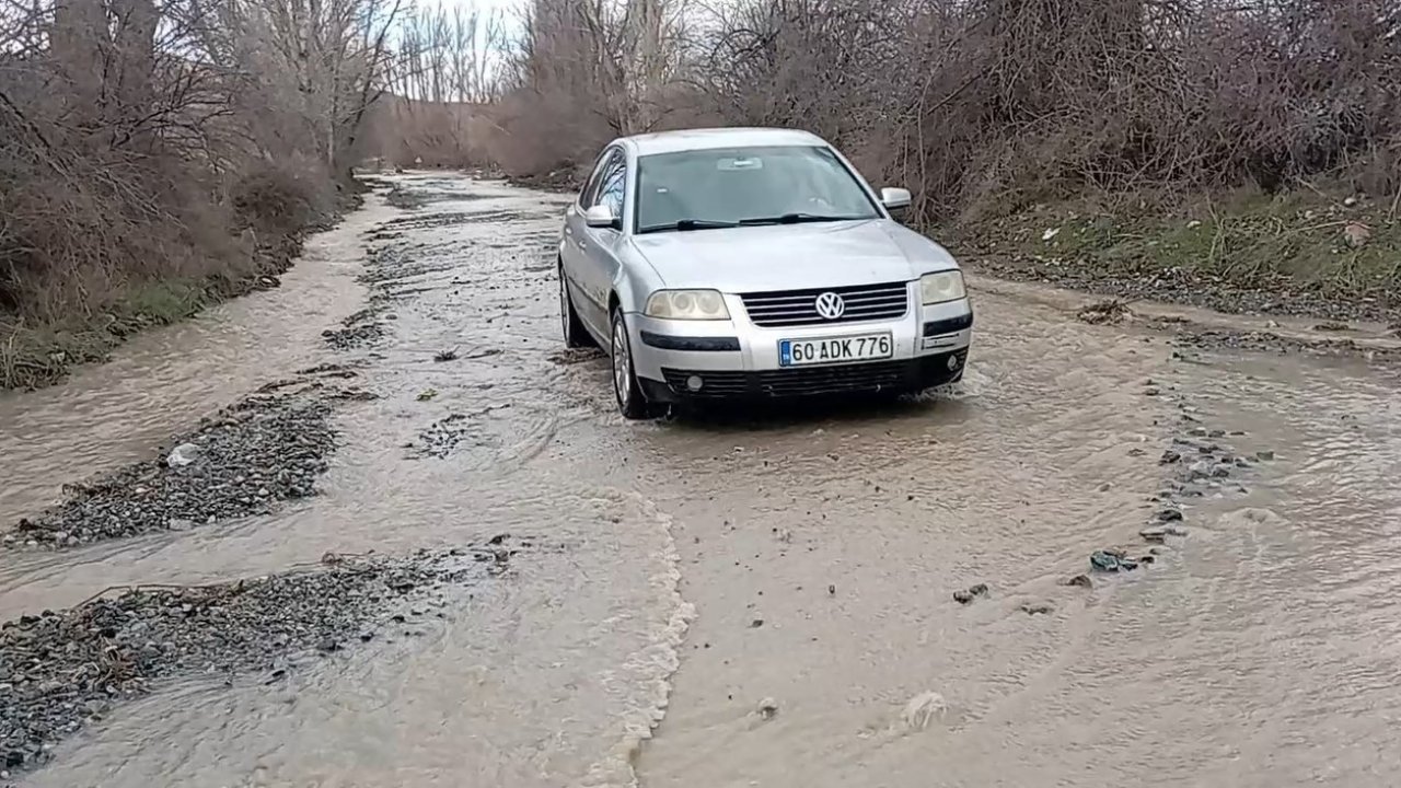Tokat’ta köy yolları eriyen karlar nedeniyle su altında kaldı