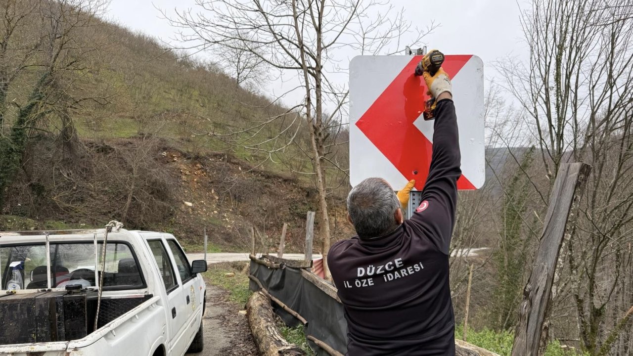 Trafik güvenliği için levhalar yerleştiriliyor