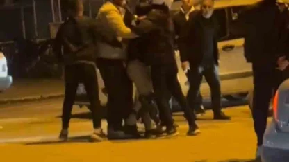 Trafikte tekmeli yumruklu kavga kamerada