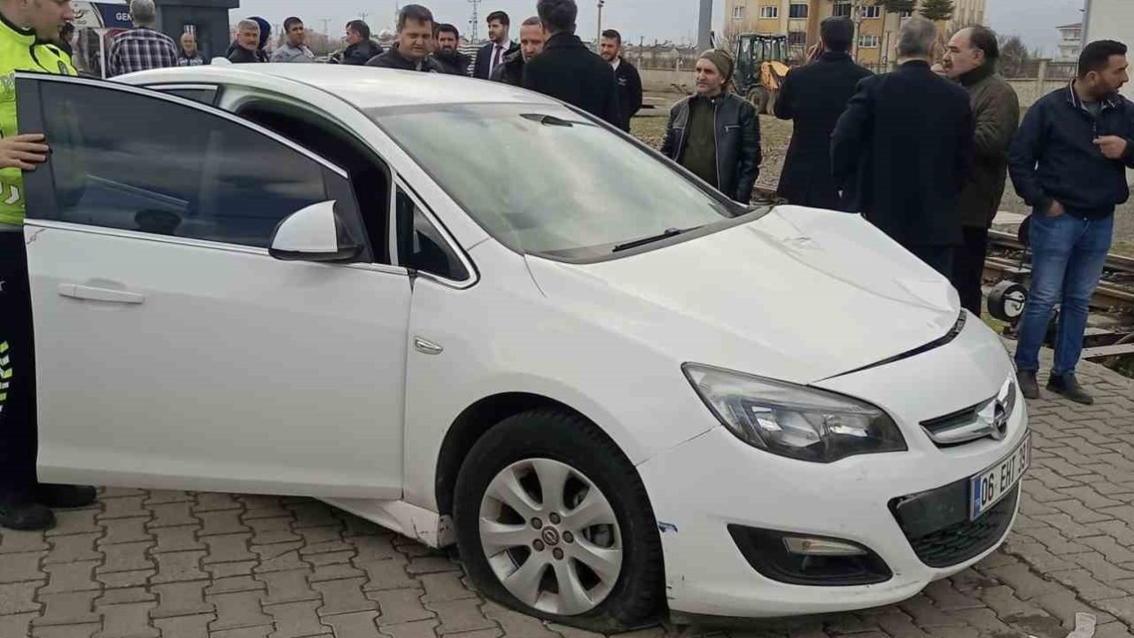 Tren hemzemin geçitte araca çarptı: 3 yaralı