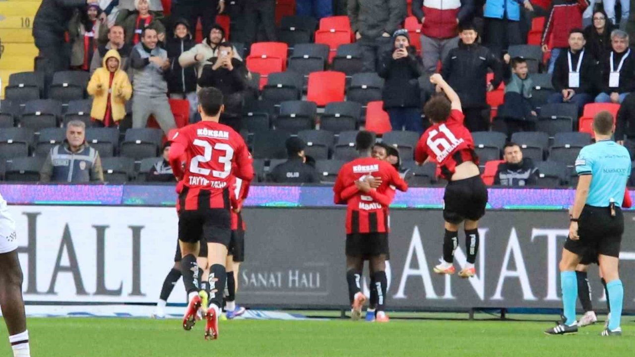 Trendyol Süper Lig: Gaziantep FK: 1 - Trabzonspor: 2 (İlk yarı)