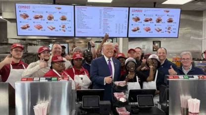 Trump, bir restoranı ziyaret ederek başkanlık uçağına götürmek için hamburger sipariş etti
