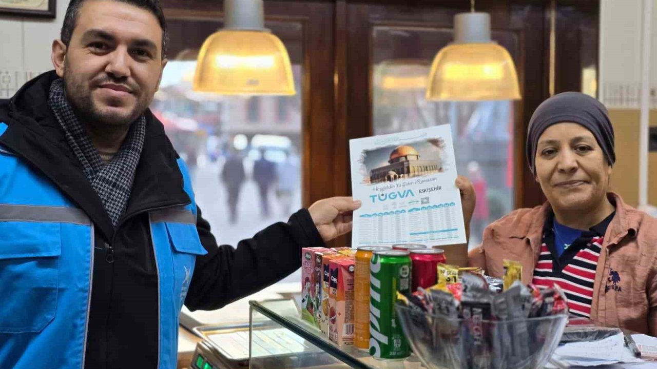 TÜGVA Eskişehir’den esnafa imsakiye dağıtımı