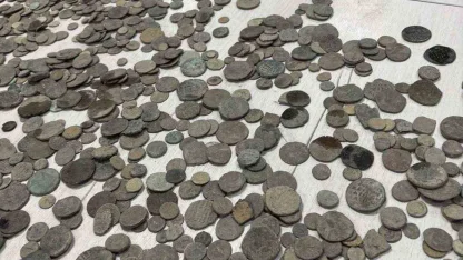 Türkiye’den kaçırılan binlerce sikke ve obje komşuya takıldı
