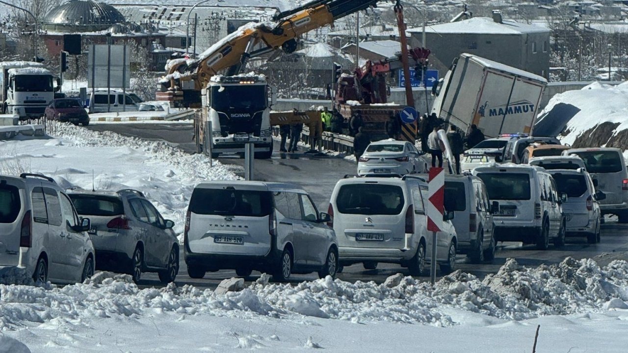 Tuşba’da tır kazasında uzun araç kuyruğu oluştu