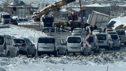 Tuşba’da tır kazasında uzun araç kuyruğu oluştu