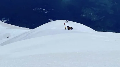 Uludağ’ın zirvesindeki donmuş Türk Bayrağını dağcılar değiştirdi