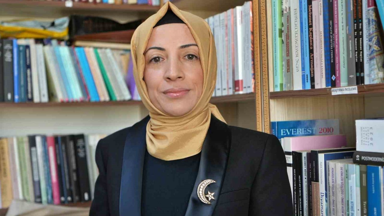 Üniversiteye girebilmek için çıkardığı başörtüsüyle akademisyen olarak kürsüye çıktı