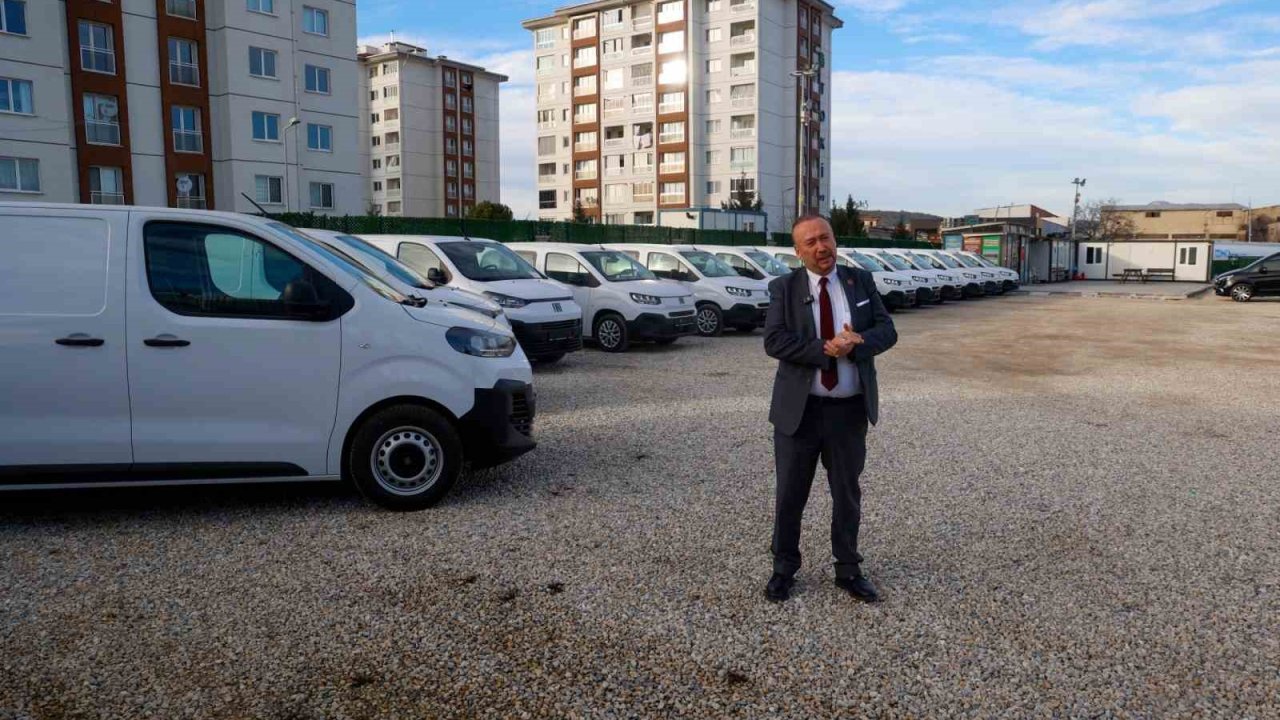 Uşak Belediyesi 14 tane yeni hizmet aracını bünyesine katarak araç filosunu genişletti