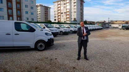 Uşak Belediyesi 14 tane yeni hizmet aracını bünyesine katarak araç filosunu genişletti