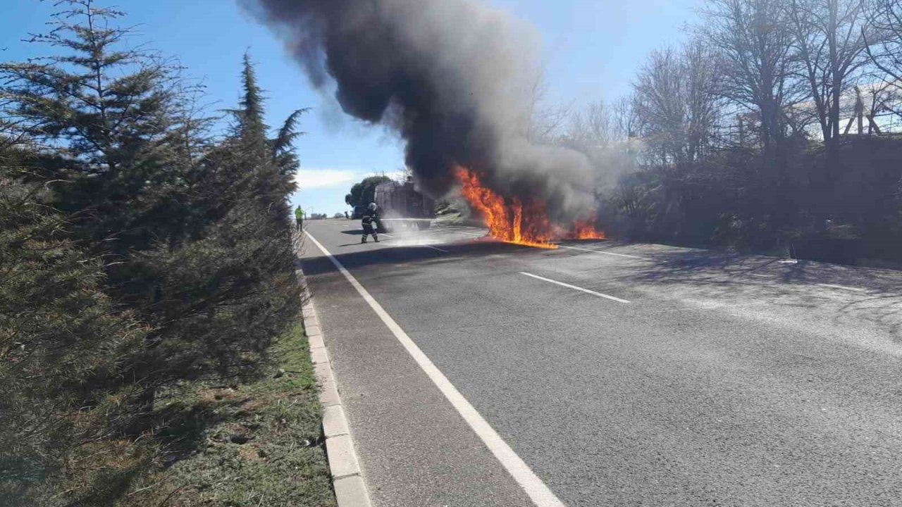 Uşak’ta yangın çıkan cip küle döndü