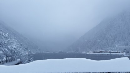 Uzungöl beyaza büründü: Kar kalınlığı 1 metreyi aştı