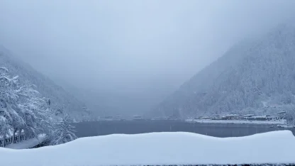 Uzungöl beyaza büründü: Kar kalınlığı 1 metreyi aştı