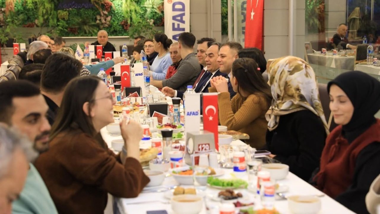 Vali Çakırtaş depremzedelerle iftarda buluştu
