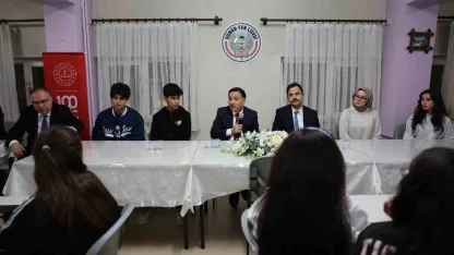 Vali Çiçek, öğrencilerle iftar yaptı