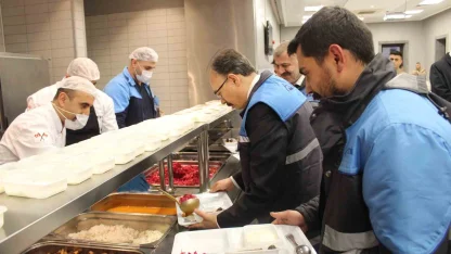 Vali Kızılkaya iftarda madencilerin sofrasında misafir oldu