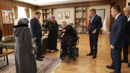 Vali Musa Işın, engelli vatandaş İsmet Öksüz’e yeni engelli aracını takdim etti
