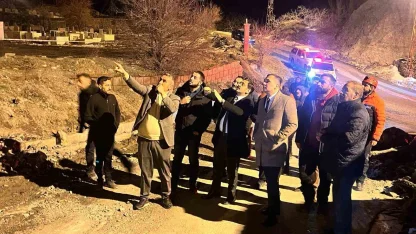 Vali yardımcıları dev kayaların düştüğü bölgede inceleme yaptı