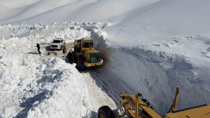 Van’da 3 bin 300 rakımlı mezra yolunda karla mücadele sürüyor