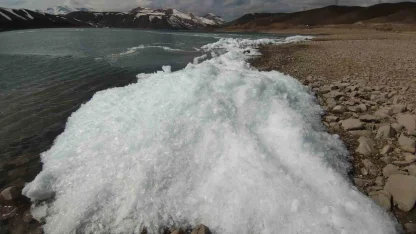 Van’da baraj gölünde donan dalgalar görsel şölen sundu