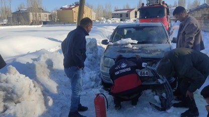 Van’da seyir halindeki otomobil yandı