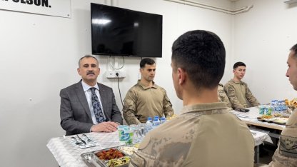 Vatan nöbetindeki kahramanlar sınır hattında iftar sofrasında