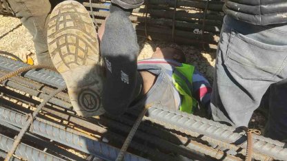 Vinçten düşen demir kolunun altında kalan işçi yaralandı