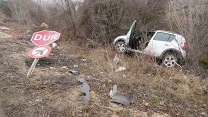 Virajı alamayan otomobil ağaçlara çarparak durabildi: 3 yaralı