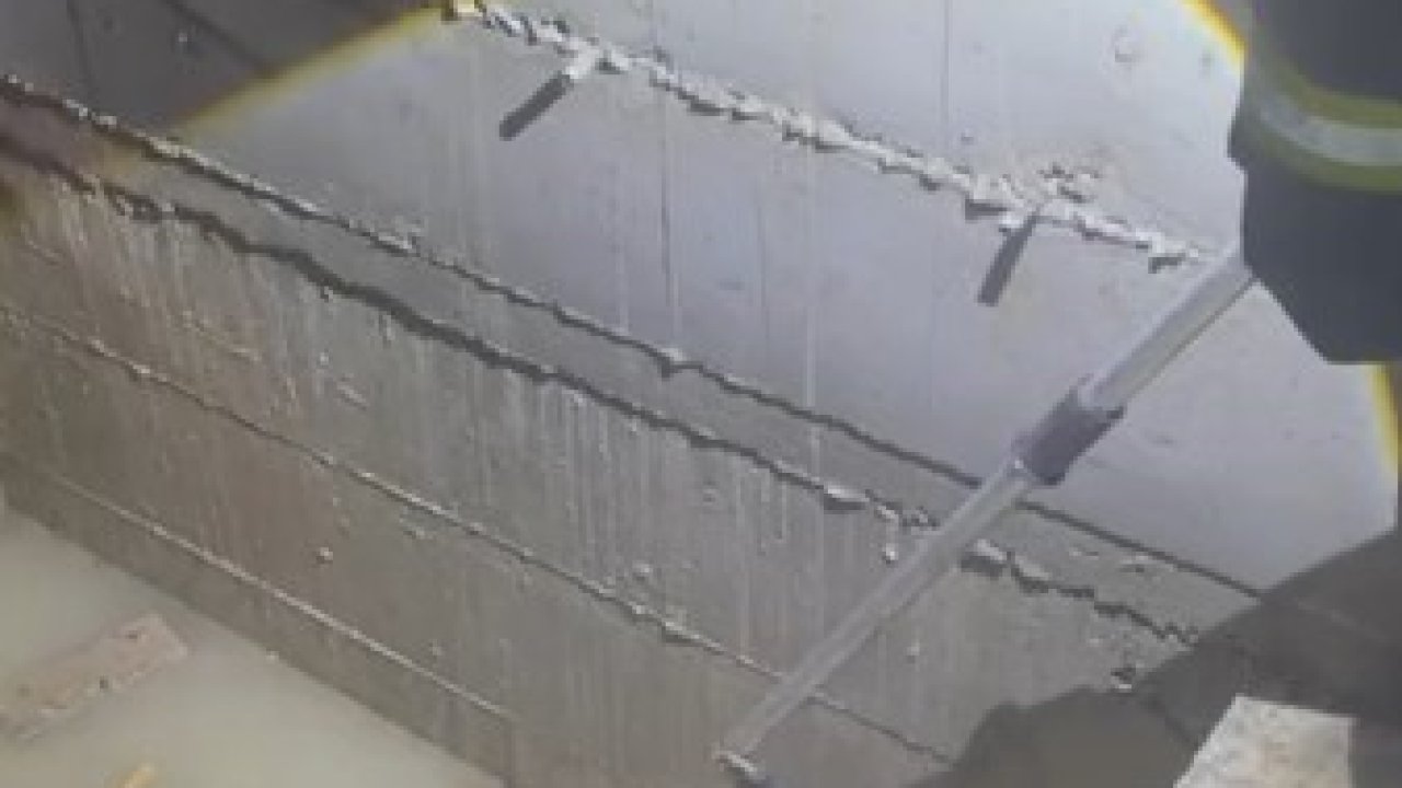 Yağmur sularıyla dolan asansör boşluğuna düşen köpek son anda kurtarıldı