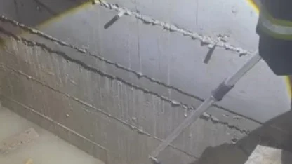 Yağmur sularıyla dolan asansör boşluğuna düşen köpek son anda kurtarıldı