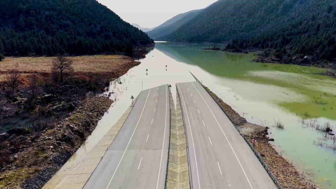 Yağmur ve sel sularının kapattığı Antalya-Konya Kara yolunda sular henüz çekilmedi