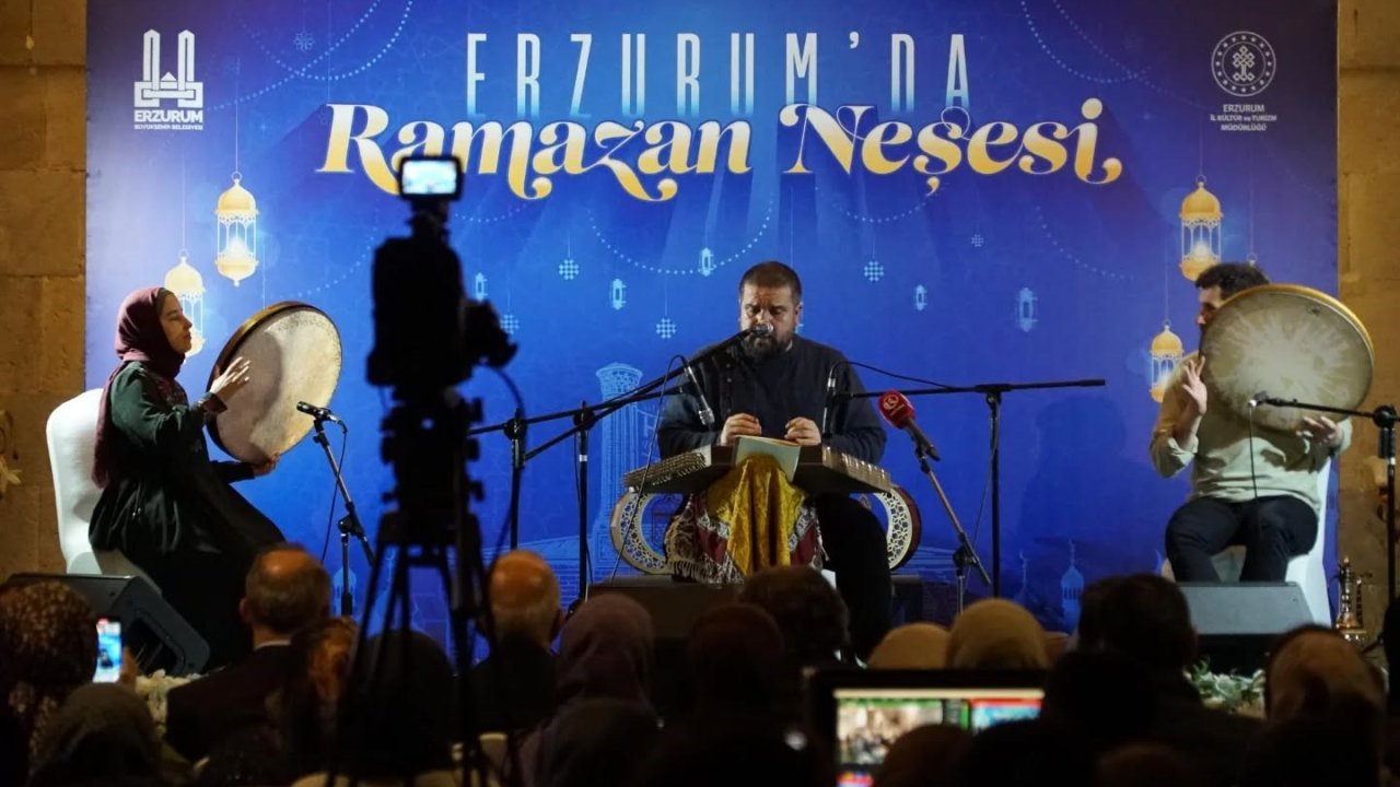 Yakutiye Medresesi’nde santurun zarif nağmeleri yankılandı