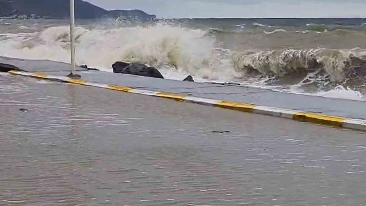 Yalova’da fırtınada dev dalgalar Esenköy kıyılarını dövdü