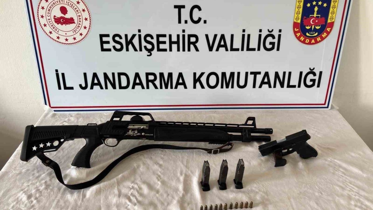 Yasa dışı silah ticareti yapan şahıs jandarmadan kaçamadı