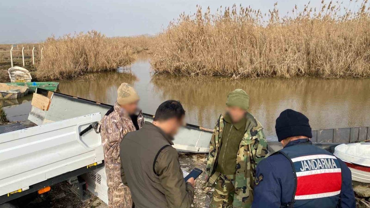 Yasak bölgede avlanan 3 şahıs, jandarma ekiplerince yakalandı