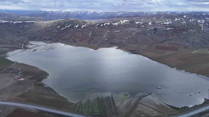 Yaz aylarında tamamen kuruyan göl, yeniden su tuttu