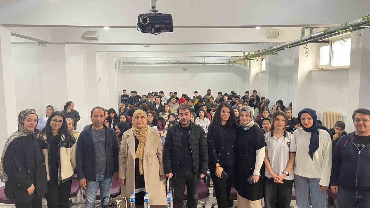 Yazar Naşide Can, Çermik Fen Lisesinde konferans verdi