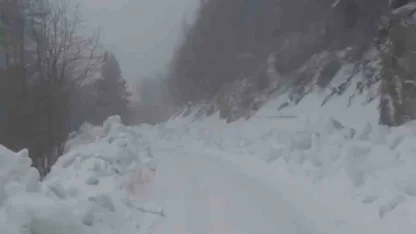 Yedigöller Milli Parkı yolunda kar yağışı etkili oluyor