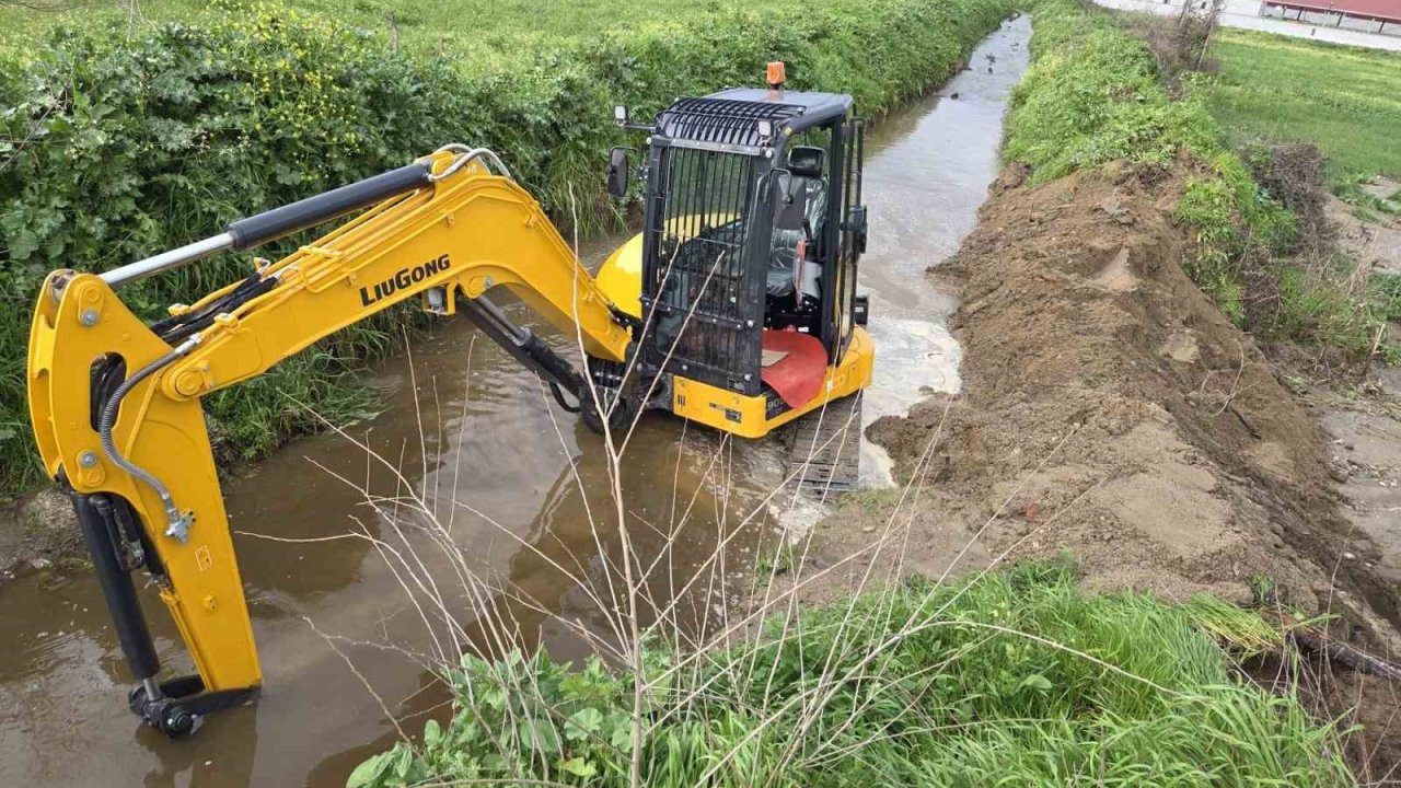 Yenipazar’da yağış sonrası yol bakım ve parke çalışmaları sürüyor
