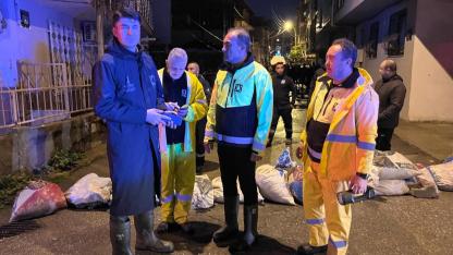 Yıldırım düştü, gelgit nedeniyle dereler taştı