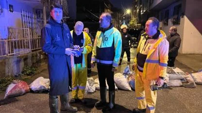 Yıldırım düştü, gelgit nedeniyle dereler taştı