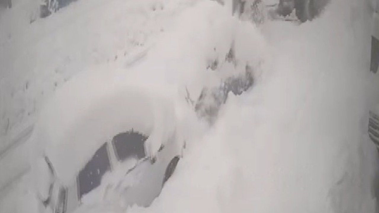 Yoldaki karı temizleyen iş makinası kardan kaybolan otomobile çarptı