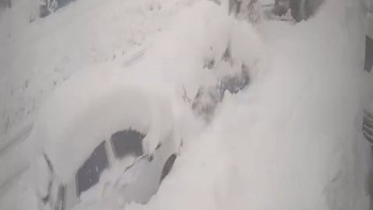 Yoldaki karı temizleyen iş makinası kardan kaybolan otomobile çarptı